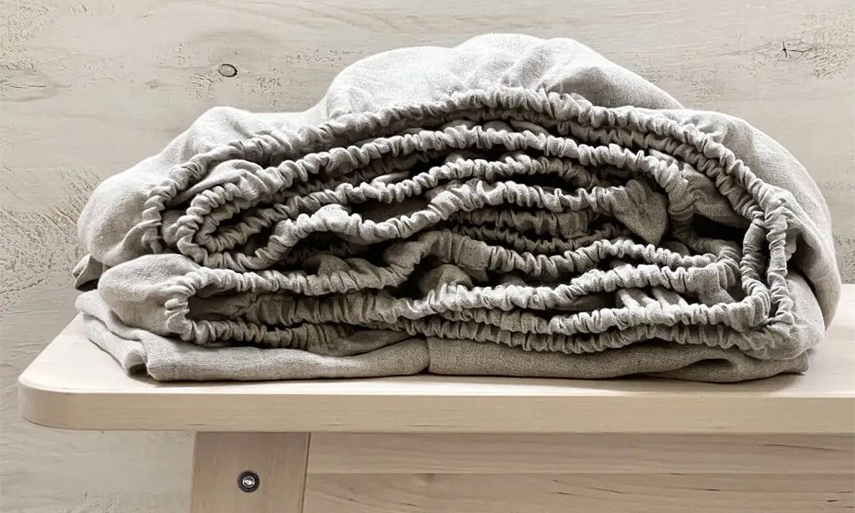 Fitted sheet with elastic